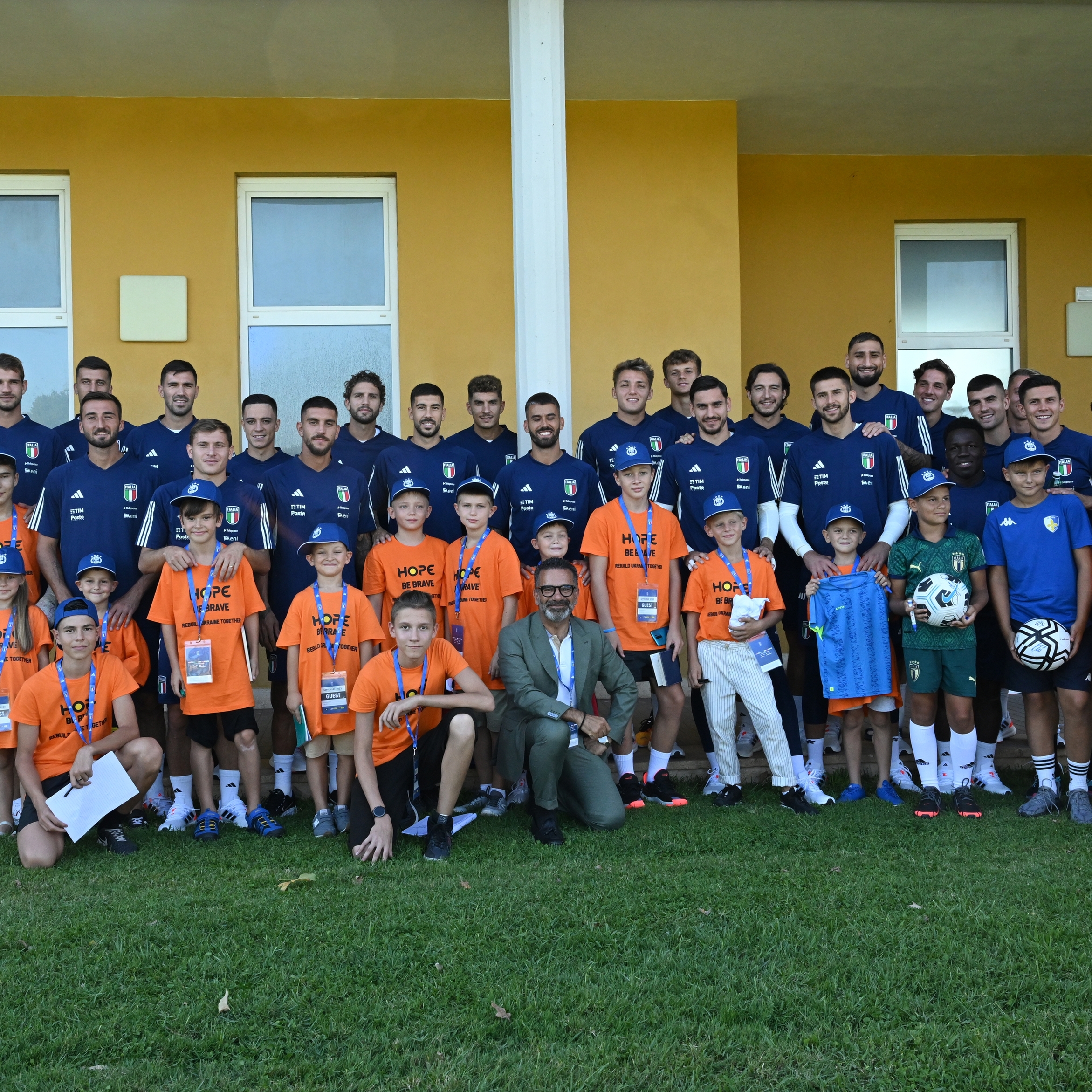 Gli Azzurri e il calcio per provare a superare i traumi della guerra: bambini ucraini in visita a Coverciano