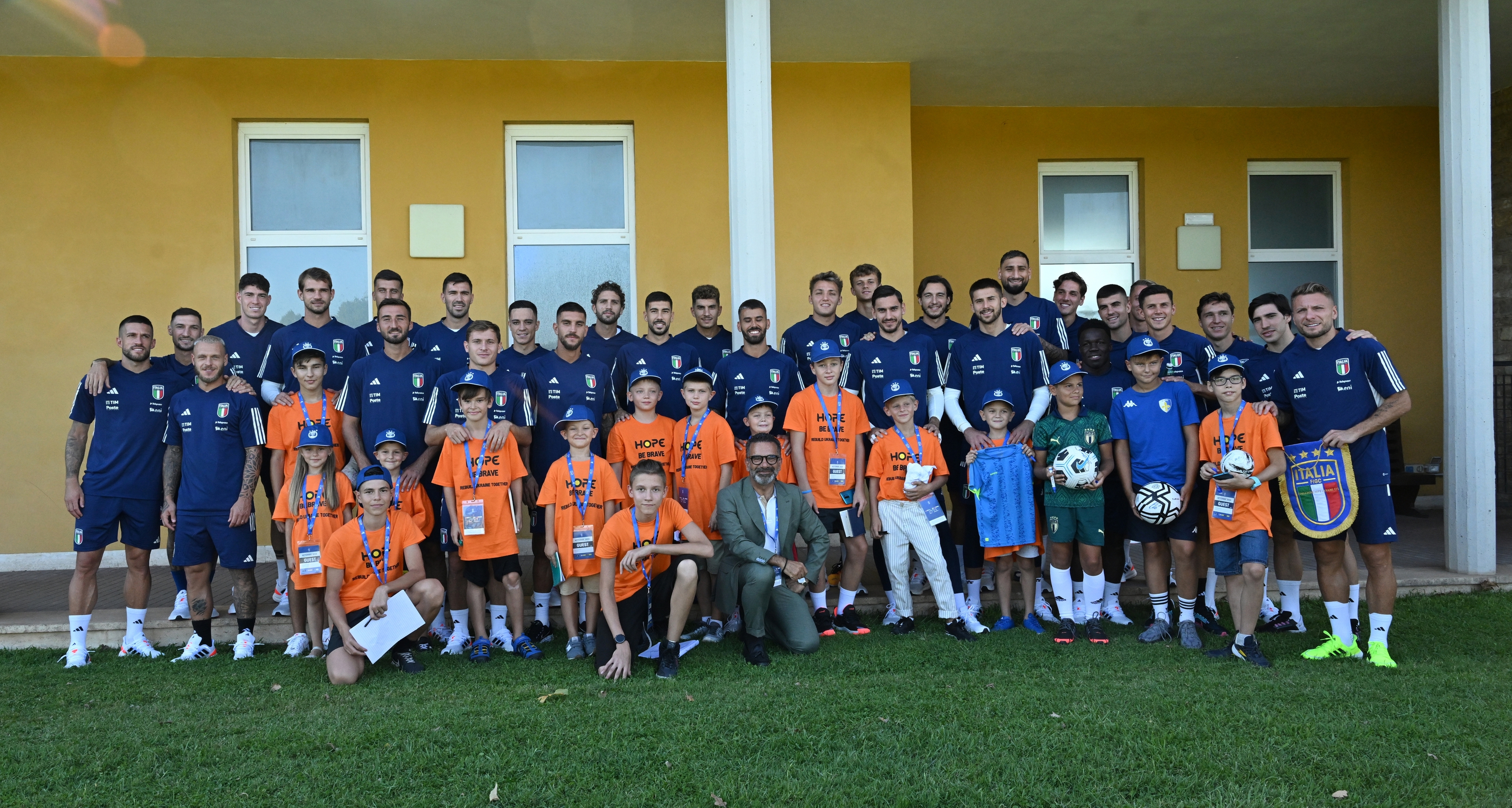 Gli Azzurri e il calcio per provare a superare i traumi della guerra: bambini ucraini in visita a Coverciano