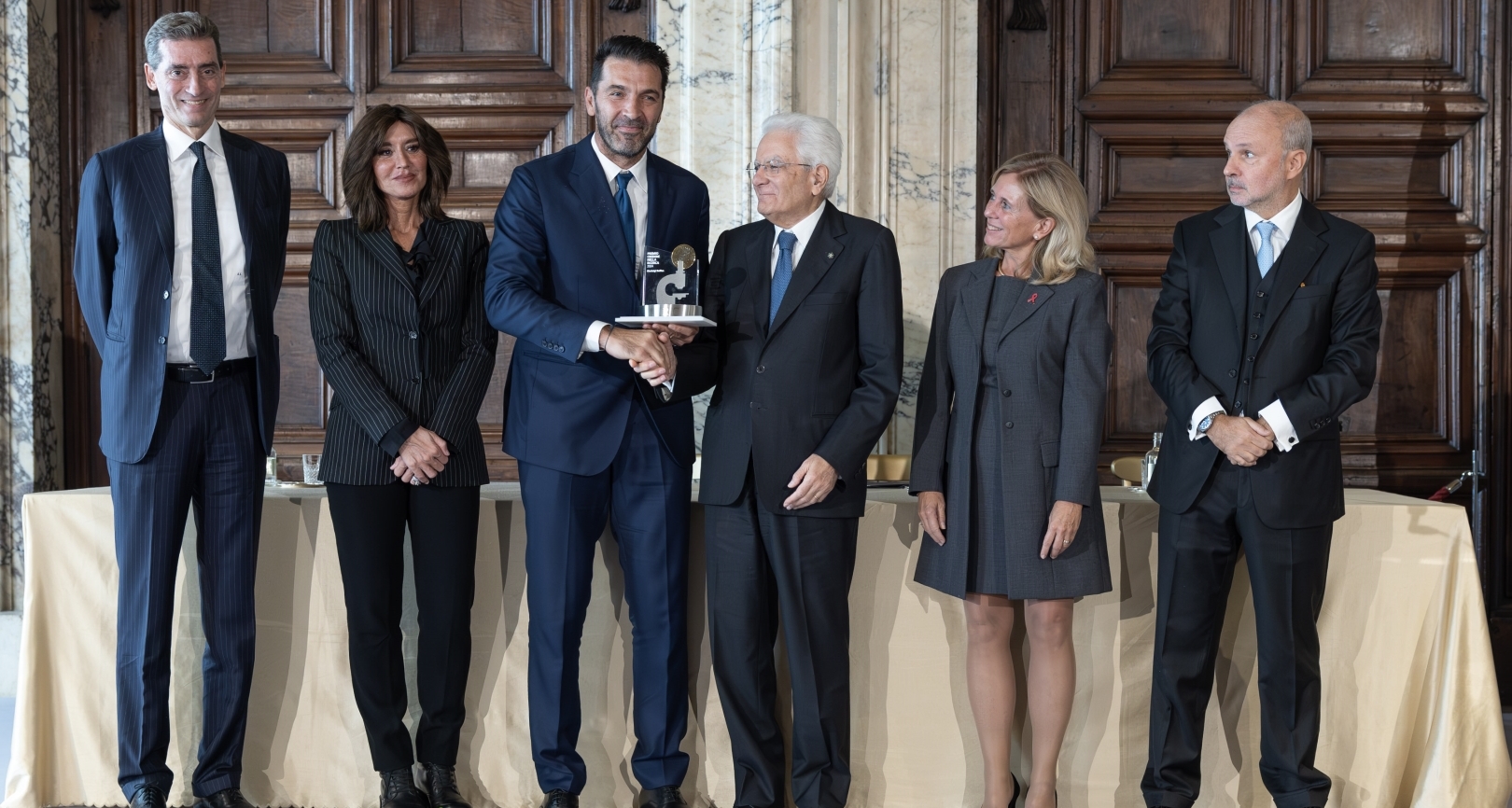 Gigi Buffon premiato dal presidente Mattarella per il suo impegno come sostenitore AIRC