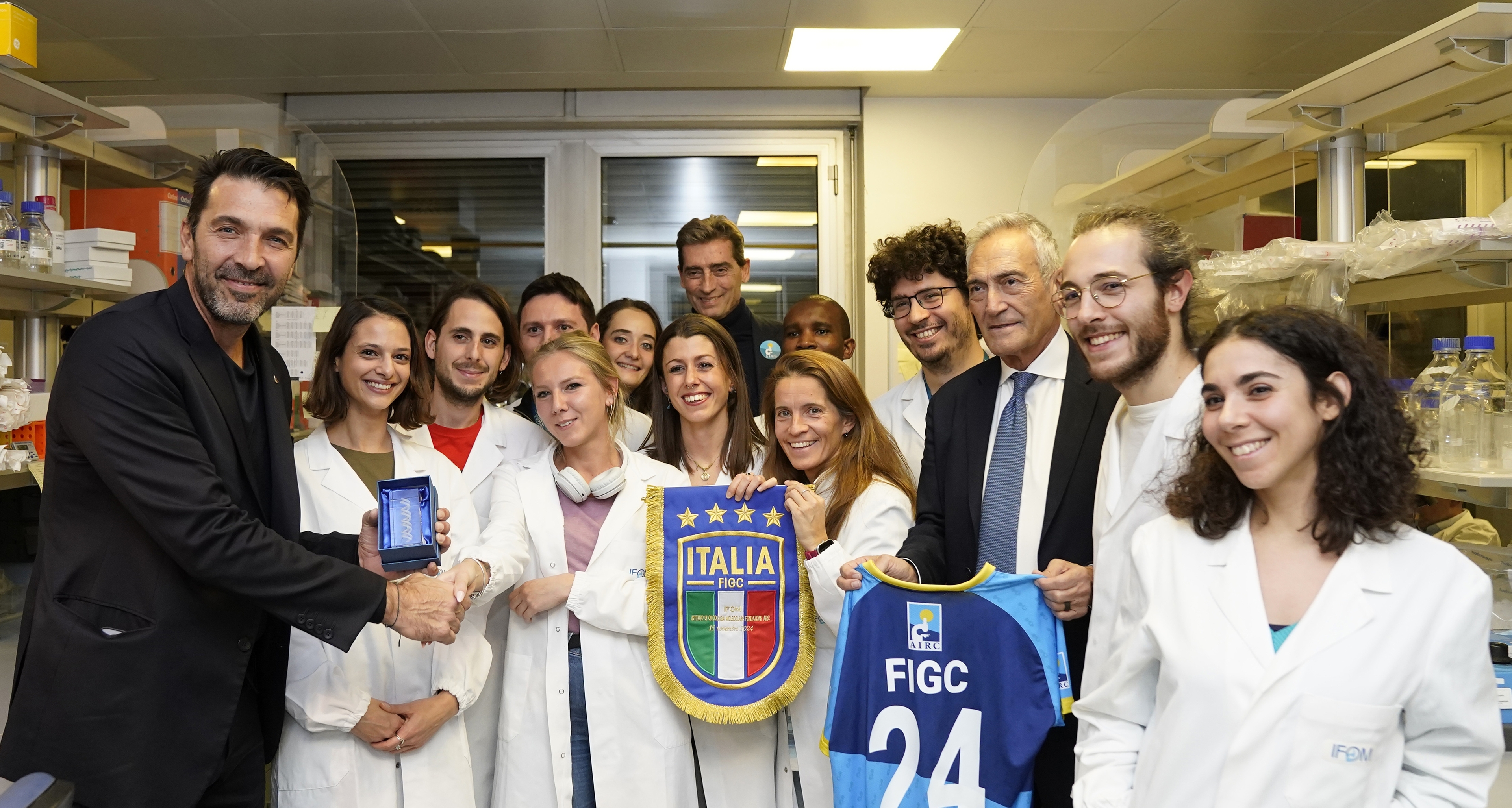 Una delegazione della FIGC in visita all’Istituto di Oncologia Molecolare di Fondazione AIRC. Gravina: “Orgogliosi di sostenere la ricerca”