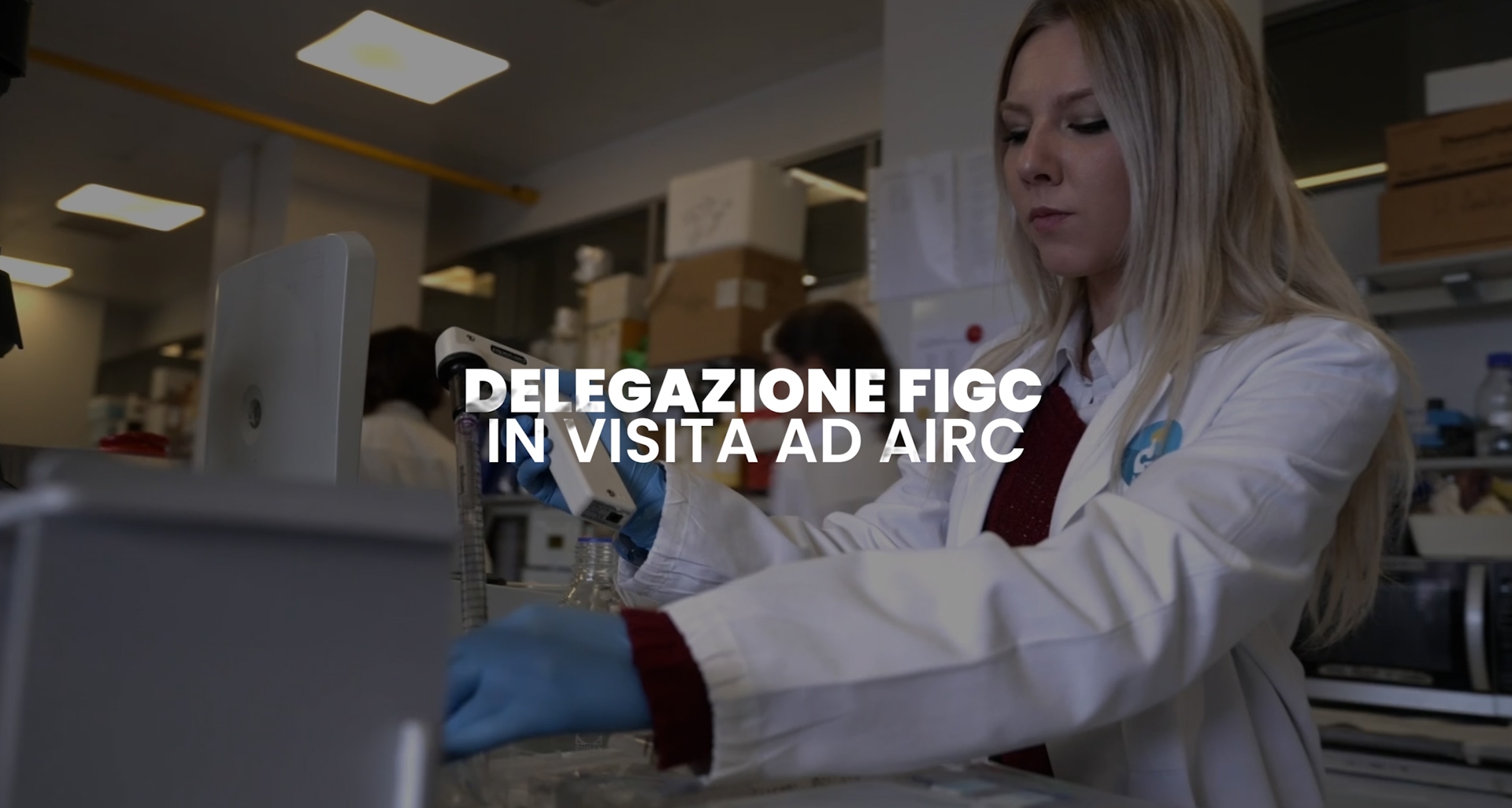Una delegazione della FIGC in visita all’Istituto di Oncologia Molecolare di Fondazione AIRC. Gravina: “Orgogliosi di sostenere la ricerca”