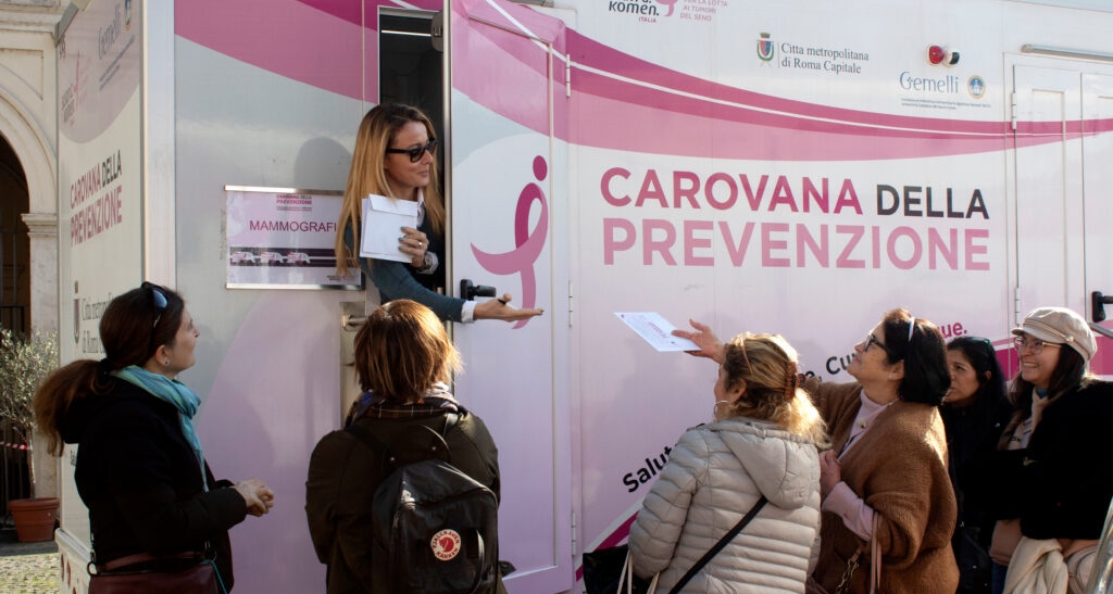 Ottobre è il mese della prevenzione: l'auditorium di Coverciano illuminato di rosa e a Roma torna la Carovana di Komen Italia